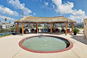 Bazén v ubytování Beach to Bay Getaway nebo v jeho okolí