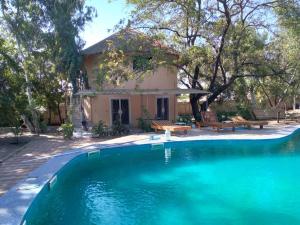 een huis met een zwembad voor een huis bij Les Fromagers in Missira