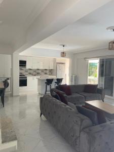Una sala de estar blanca con un sofá y una mesa. en Villa Selin, en Ovacık