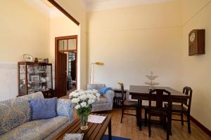 聖巴巴拉德尼克斯的住宿－Algarve Charming 2br Colonial Villa，客厅配有沙发和桌子