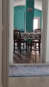 uma sala de jantar com uma mesa e cadeiras num quarto em B&B CASETTA 42 em Volpino