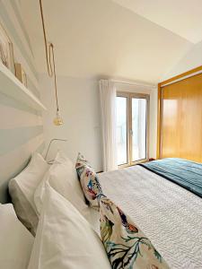 ナザレにあるSónia`s Apartのベッドルーム1室(枕付きのベッド1台、窓付)