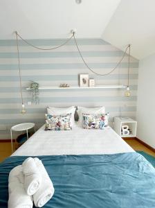 ナザレにあるSónia`s Apartのベッドルーム1室(青と白のストライプのベッド1台付)