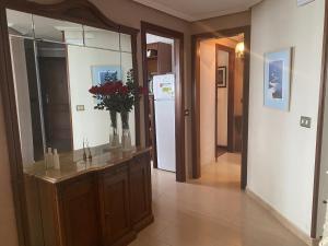 Piso grande en LLANES con garaje في يانس: ممر فيه مطبخ مع كونتر وثلاجة +23 صورة