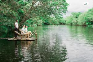 Un gruppo di persone sedute su una zattera in un fiume di Wilpattu Green Cabin a Achchamulai