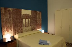 una camera da letto con un letto e un quadro sulla parete di B&B La Terrazza Sul Porto a Trapani