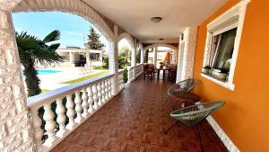 Un balcón de una casa con sillas y un patio en Apartments Vukancic en Novigrad Istria