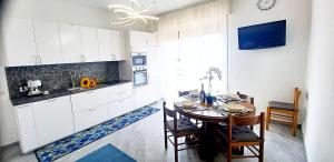 Kuchyň nebo kuchyňský kout v ubytování SUNNY HOLIDAY HOME