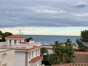 uma vista para o oceano a partir de um edifício em Chalet a 100m de la playa de Cristal, Pino Alto em Hospitalet de l'Infant