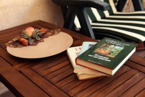 un tavolo con due piatti di cibo e un libro di B&B La Terrazza Sul Porto a Trapani