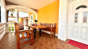 Habitación con mesa, sillas y puerta en Apartments Vukancic en Novigrad Istria