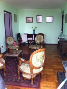 a living room with chairs and a table at Departamento Viña del Mar Rapa Nui in Viña del Mar