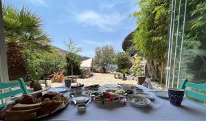 una mesa con comida encima de una mesa en The Aegean Gate Hotel, en Bodrum City