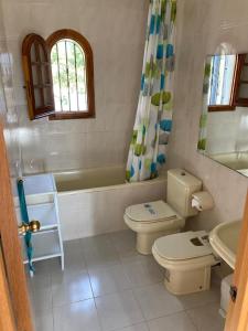 a bathroom with a toilet and a tub and a sink at Chalet a 100m de la playa de Cristal, Pino Alto in Hospitalet de l'Infant