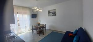 TV a/nebo společenská místnost v ubytování SUNNY HOLIDAY HOME