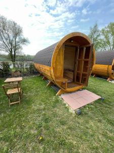 Cabaña de madera pequeña con mesa y banco en Donaucamping Emmersdorf, en Emmersdorf an der Donau