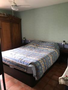 ル・カネ・デ・モールにあるDomaine Sagittairesのベッドルーム1室(青い毛布付きのベッド1台付)