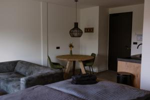 a living room with a couch and a table at De la Rue Vakantiesuites in Sleeuwijk