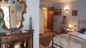 2 fotos de un dormitorio con cama y espejo en Casa Serendipity, en Vercana
