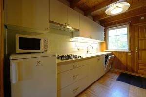 Kuchyň nebo kuchyňský kout v ubytování Forest Cottage + 11 fotografií