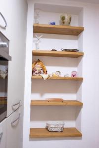 Habitación con estanterías de madera en la cocina en Accogliente e confortevole appartamento a Doues, en Doues