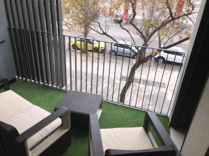 d'un balcon avec une table et des chaises offrant une vue sur la rue. dans l'établissement Llull Home, à Barcelone