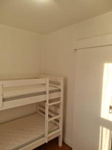 una camera da letto con scaffali bianchi e armadio di Appartement avec vue exceptionnelle sur la marina a Saint-Cyprien