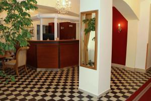 um átrio com uma recepção e um piso em xadrez em Hotel Graf Stadion em Viena