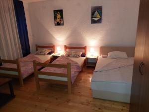 Postel nebo postele na pokoji v ubytování Mateski guest house