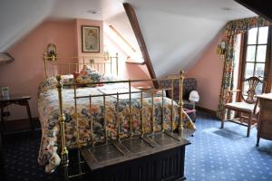 a bedroom with a bed in a attic at Laburnum Cottage Broadway in Broadway