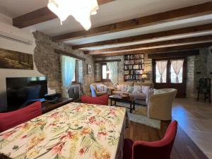 salon z dużym łóżkiem i kanapą w obiekcie Holiday Home Casa Dei Farfui w mieście Momjan
