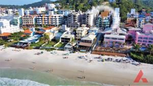una vista aérea de una playa en una ciudad en 1056 - Apartamento para locação na praia de Bombinhas, en Bombinhas