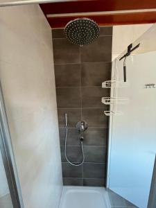 een douche met een douchekop in een badkamer bij Ferienwohnung Zobl in Füssen +34 foto's