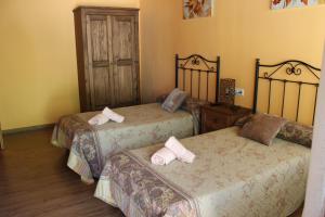 A bed or beds in a room at Turismo Rural Casa Sastre