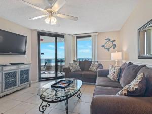 un salon avec un canapé et une table dans l'établissement Phoenix VI 6512 - Beachfront w/ Beautiful Ocean Views!, à Orange Beach