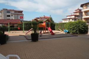 un parque con parque infantil con tobogán en Александър Студио, en Sveti Vlas