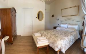 a bedroom with a bed and a table and a mirror at B&B Fior Di Toscana in Serravalle Pistoiese