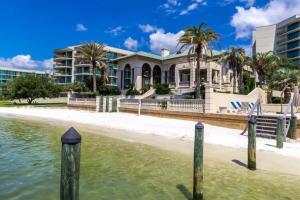 une maison sur la plage avec des palmiers dans l'établissement Lighthouse on the Bay 2206- Elegant condo-Lazy River and Bay Views, à Orange Beach
