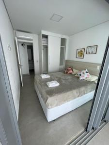 1 dormitorio con 1 cama grande en una habitación en San Sebastian Riviera pé na areia en Riviera de São Lourenço