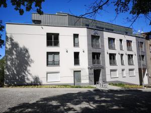 een wit gebouw met het nummer erop bij Green Hill in Krakau