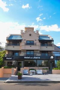 un edificio de hotel con sillas delante en Hotel De La Barra, en Punta del Este