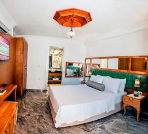 1 dormitorio con 1 cama grande en una habitación en Gumus Konak, en Akyaka