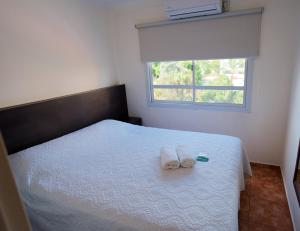 波萨达斯Regia Apartamentos Posadas的一间卧室，床上有两条毛巾