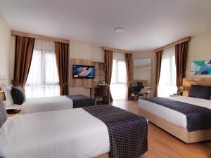 A television and/or entertainment centre at Jaff Hotels & Spa Nisantasi
