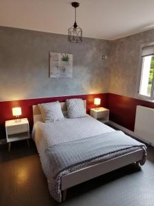 1 dormitorio con 1 cama grande y 2 mesitas de noche en Maison confortable et bien équipée entre Caen et Bayeux, proche plages du débarquement en Loucelles