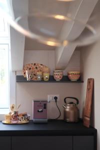 a kitchen counter with a tea kettle and bowls at Picobello Lago in Mandello del Lario