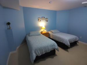 Кровать или кровати в номере Sara's Place - Strictly Kosher Home