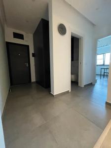 クラヨーヴァにあるLuxury apartment, private parking,7の時計付きの空間