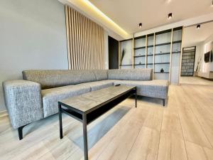 un soggiorno con divano e tavolino da caffè di Luxury apartment, private parking,7 a Craiova