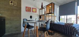 una camera con un tavolo, sedie e un letto di Monoambiente San Juan excelente a Rosario